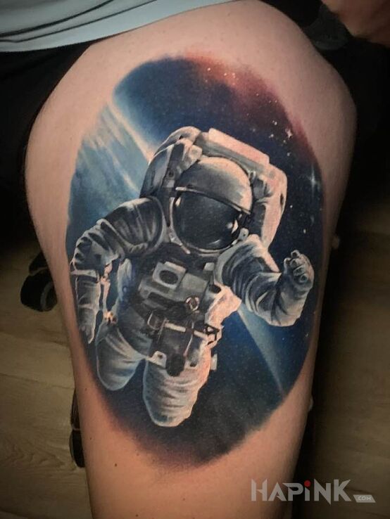 Tattoo Houston, mamy problem! in characters motif and realistic style on the leg