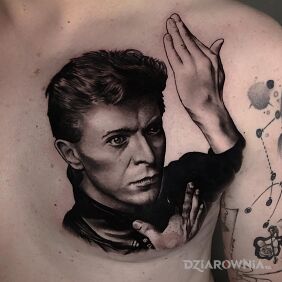 Tatuaż David Bowe na klatce motyw: postacie styl: realistyczne