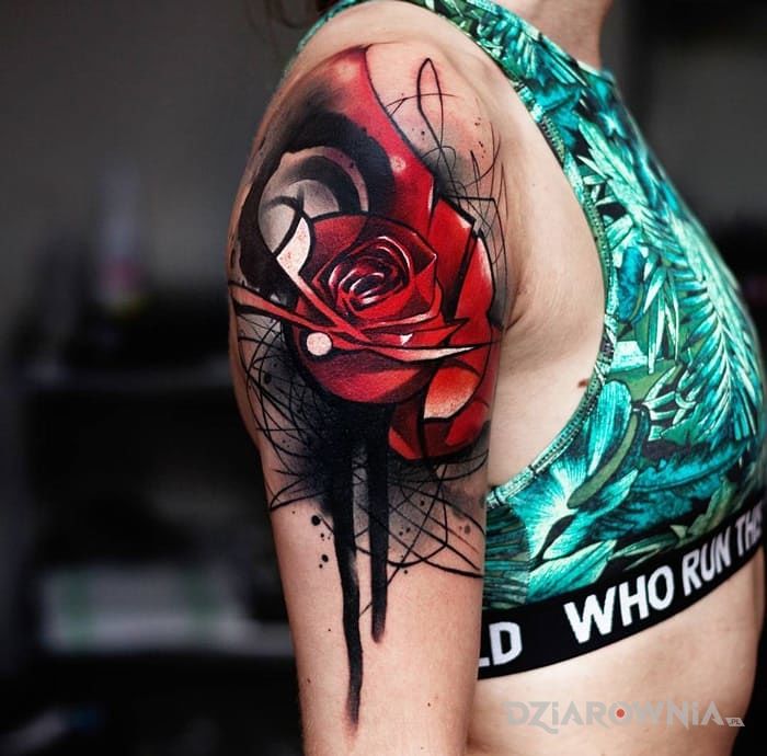 Tatuaż czerwona róża w motywie kwiaty na ramieniu