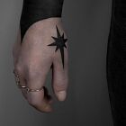 Tatuaż czarna gwiazda na dłoni, motyw: czarno-szare, styl: modern / kubizm
