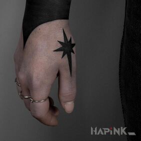 Tattoo Black star on the hand motif: black and gray style: blackwork / blackout