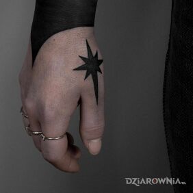 Tatuaż Czarna gwiazda na nadgarstku motyw: czarno-szare styl: blackwork / blackout