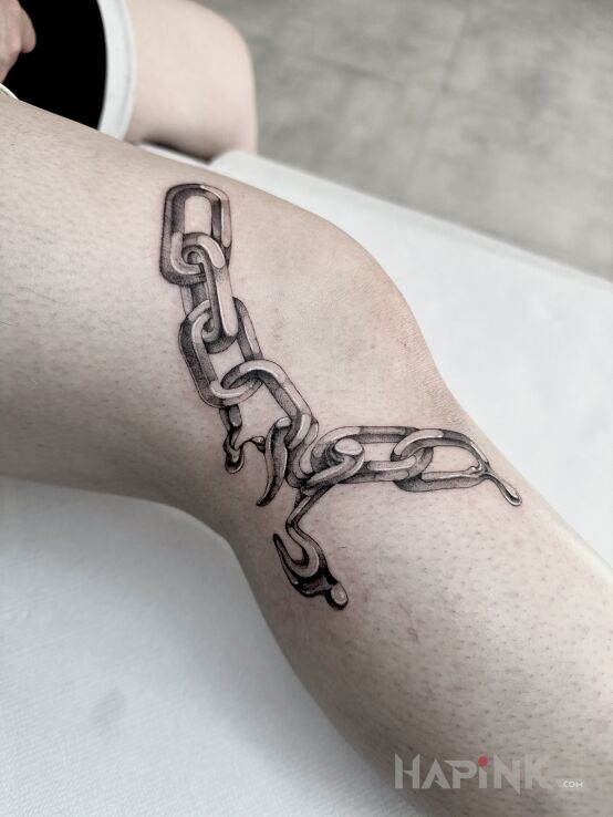 Tattoo Chromowany łańcuch dla Justyny in black and gray motif and realistic style on the leg