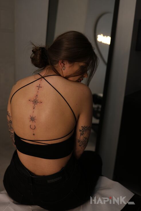 Tattoo Delikatny ornament na plecach in mandalas motif and minimalistic style on the back