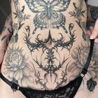 Tatuaż ciernie dookoła pępka na brzuchu, motyw: motyle, styl: graficzne / ilustracyjne