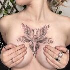 Tatuaż skrzydlata istota na klatce, motyw: zwierzęta, styl: surrealistyczne
