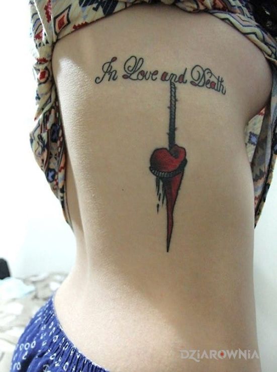 Tatuaż lovedeath w motywie napisy na żebrach