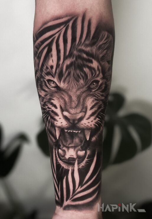 Tattoo Tygrys - Tatuaz Realistyczny in floral motif and realistic style On the arm