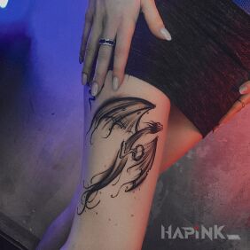 Tattoo Dragon Tattoo on the thigh motif: black and gray style: Watercolor