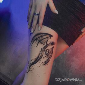 Tatuaż Dragon Tattoo na nodze motyw: fantasy styl: graficzne / ilustracyjne