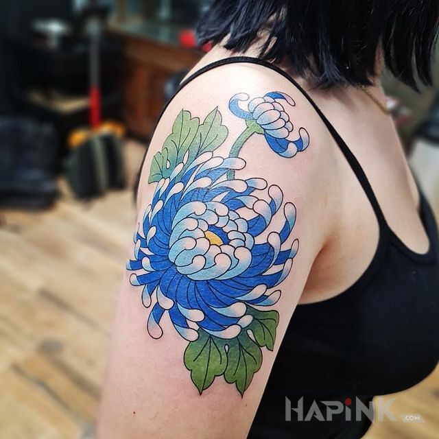 Tattoo Ukochane kwiaty Japończyków - Chryzantema in colorful motif and japanese / irezumi style On the arm