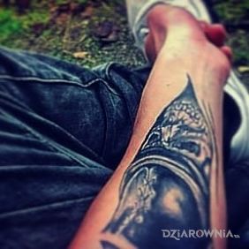 Tatuaż Tatoos elegant na przedramieniu motyw: czaszki