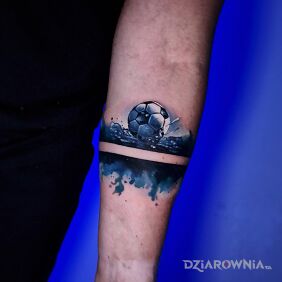 Tatuaż Bransoletka akwarela z piłką nożną na ręce motyw: przedmioty styl: watercolor