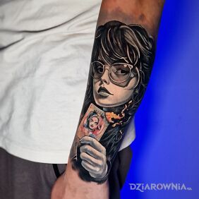 Tatuaż Kobieta na przedramieniu na ręce motyw: postacie styl: realistyczne