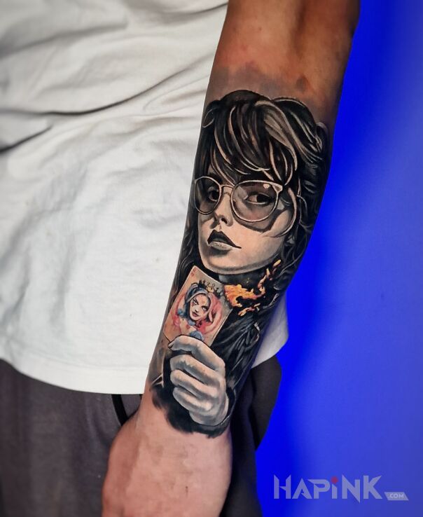 Tattoo Kobieta na przedramieniu in characters motif and realistic style on the forearm