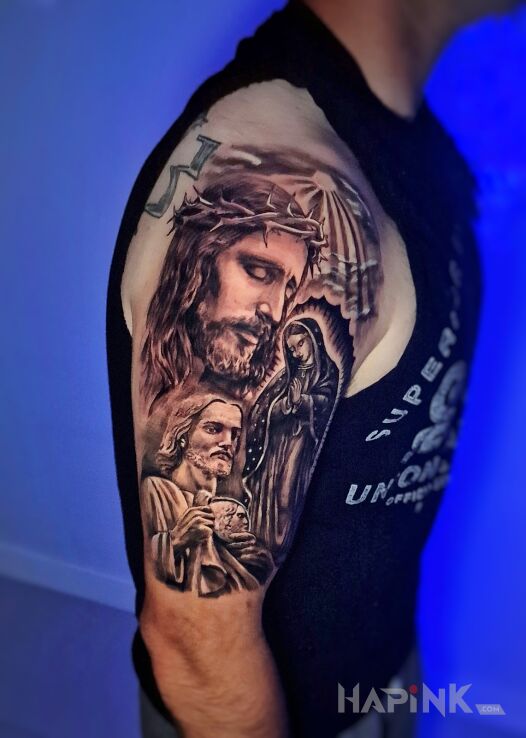 Tattoo Motyw religijny na ramieniu in religious motif and realistic style on the upper arm