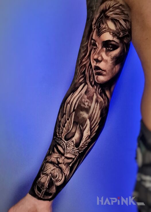 Tattoo Ręka nawiązująca do nordyckiej mitologii in faces motif and realistic style on the bicep
