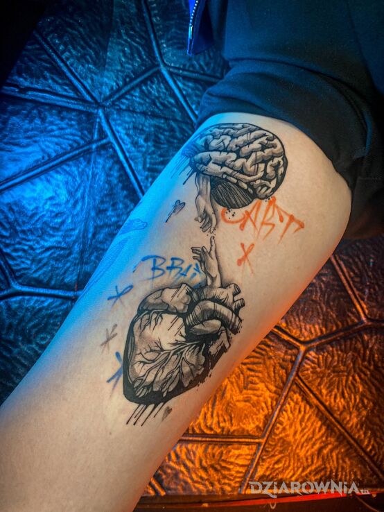 Tatuaż brain vs heart w motywie napisy i stylu graffiti na przedramieniu