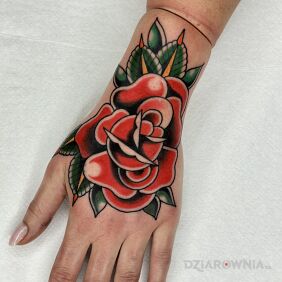 Tatuaż Róża Oldschool na dłoni motyw: florystyczne styl: oldschool