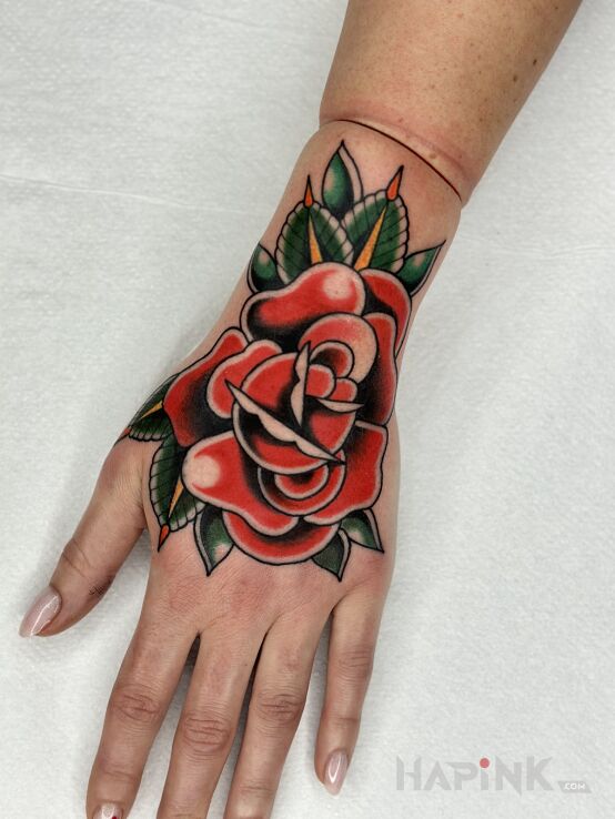 Tattoo Róża Oldschool in flowers motif and oldschool style On the arm