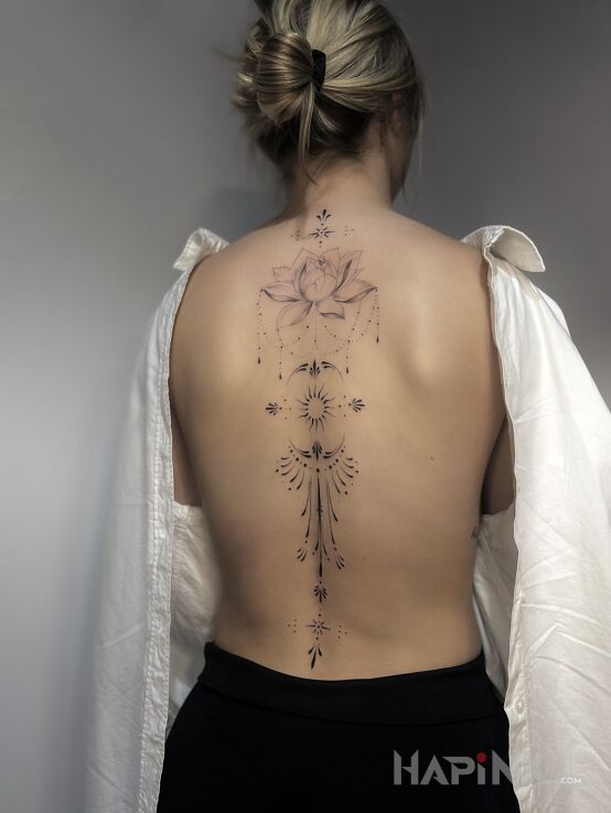 Tattoo Subtelny, kobiecy tatuaż in mandalas motif and minimalistic style on the back