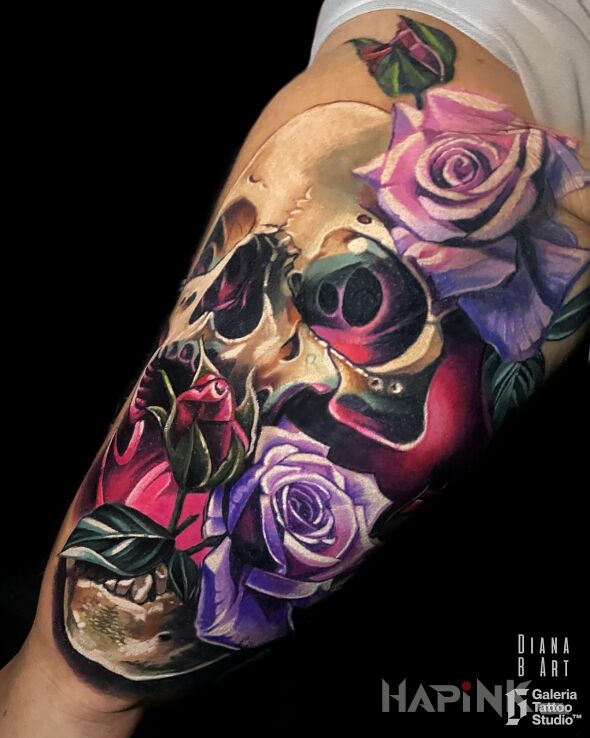 Tattoo Czaszka róże in flowers motif and realistic style on the forearm