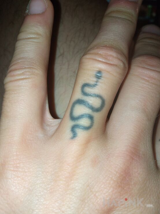 Tattoo Nieudany spontan in animals motif and minimalistic style on the fingers