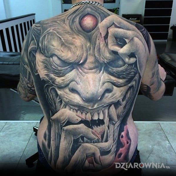 Tatuaż twarz demona w motywie 3D na plecach