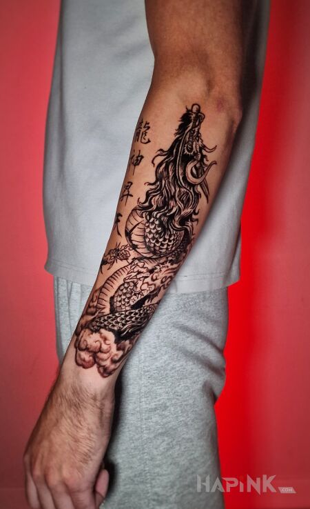 Tattoo Chinski smok na przedramieniu in black and gray motif and graphic / illustrative style on the forearm