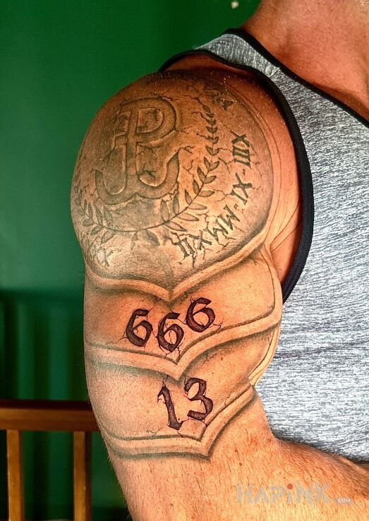 Tattoo Résistance in black and gray motif and realistic style on the upper arm