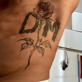 Tatuaż Depeche🌹Mode na żebrach motyw: napisy styl: graficzne / ilustracyjne