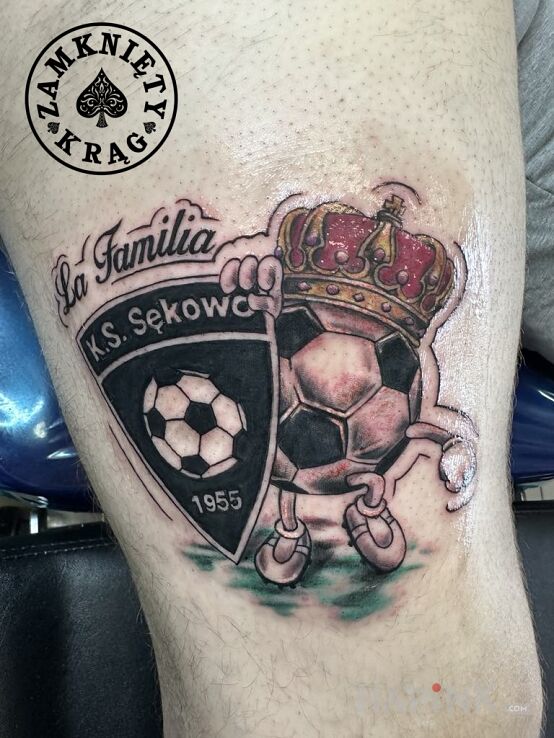 Tattoo Tatuaż kibica in objects motif and graphic / illustrative style on the leg
