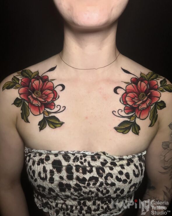 Tattoo Symetryczne kwiaty od praktykanta in floral motif and neo-traditional style on the chest