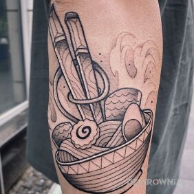 Tatuaż Zupa Ramen na przedramieniu motyw: przedmioty styl: kontury / linework