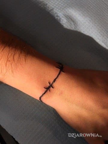 Tatuaż drut kolczasty w motywie więzienne na nadgarstku