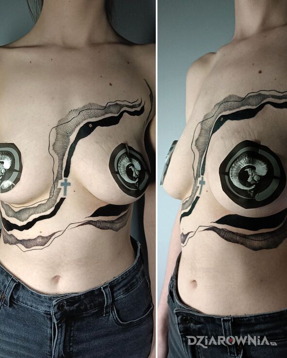 Tatuaż abstrakcja dla niej w motywie czarno-szare i stylu blackwork / blackout pod piersiami (underboob)