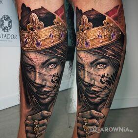 Tatuaż Portret. Kobieta. Korona. na piszczeli motyw: kolorowe styl: realistyczne