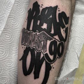 Tatuaż Ride must go on. na ręce motyw: criminal lettering styl: graffiti
