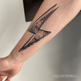 Tatuaż Lew w piorunie na ręce motyw: zwierzęta styl: graficzne / ilustracyjne