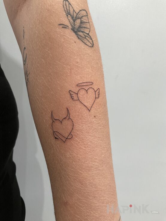 Tattoo Serca in małe motif and contour / linework style on the forearm