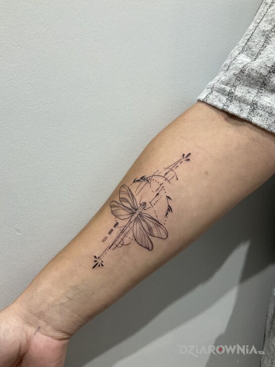 Tatuaż ważka w motywie małe i stylu dotwork na przedramieniu