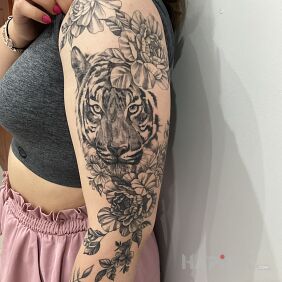 Tattoo Tiger (healed) on the upper arm motif: flowers style: realistic