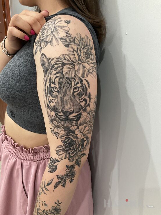Tattoo Tygrys (zagojony) in animals motif and realistic style on the bicep