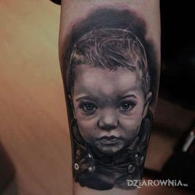 Tatuaż Syn na przedramieniu motyw: twarze styl: realistyczne