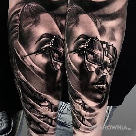 Tatuaż Twarz. Kobieta. Okulary. Szkielet. na ręce motyw: twarze styl: realistyczne