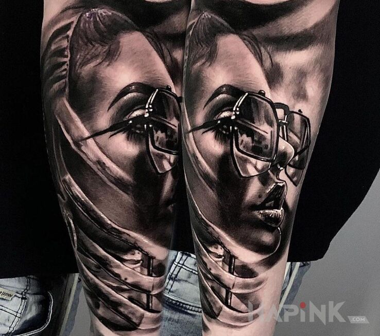Tattoo Twarz. Kobieta. Okulary. Szkielet. in black and gray motif and realistic style On the arm