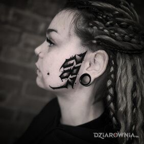 Tatuaż Liczby na twarzy. na twarzy motyw: napisy styl: kaligrafia