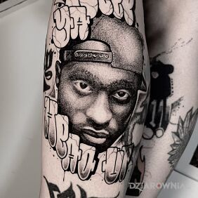 Tatuaż 2pac + lettering. na nodze motyw: twarze styl: graffiti
