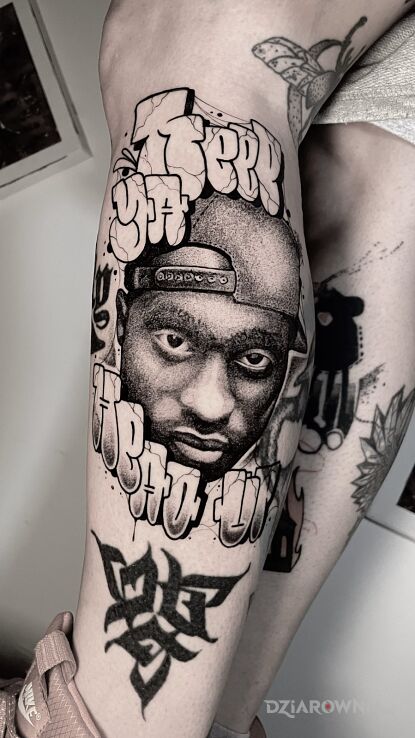 Tatuaż 2pac  lettering w motywie dark lettering i stylu dotwork na nodze