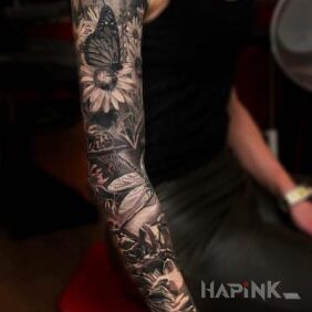 Tattoo Women's sleeve on the upper arm motif: sleeves style: realistic